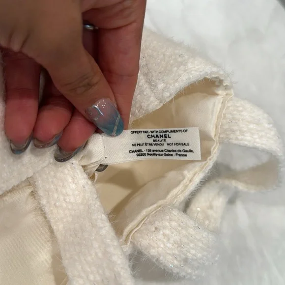 🔥CHANEL White and Gold Beauty Bag🔥 - Picture 4 of 6